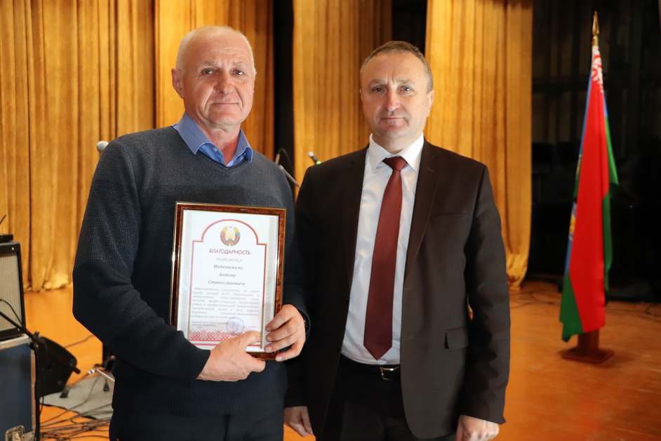 Председатель райкома профсоюза работников АПК Владимир Онищик объявил Благодарность профсоюзным активистам Антону Иодковскому и Анне Сушко.