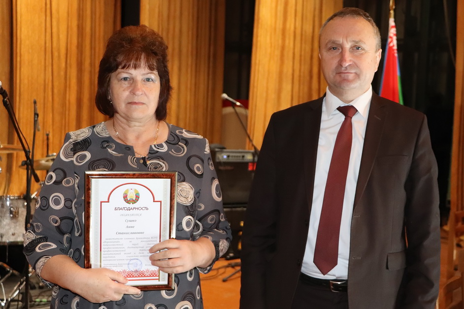 Председатель райкома профсоюза работников АПК Владимир Онищик объявил Благодарность профсоюзным активистам Антону Иодковскому и Анне Сушко.