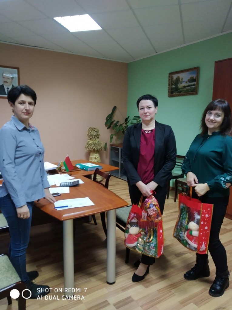 Новогодние подарки работникам предприятия