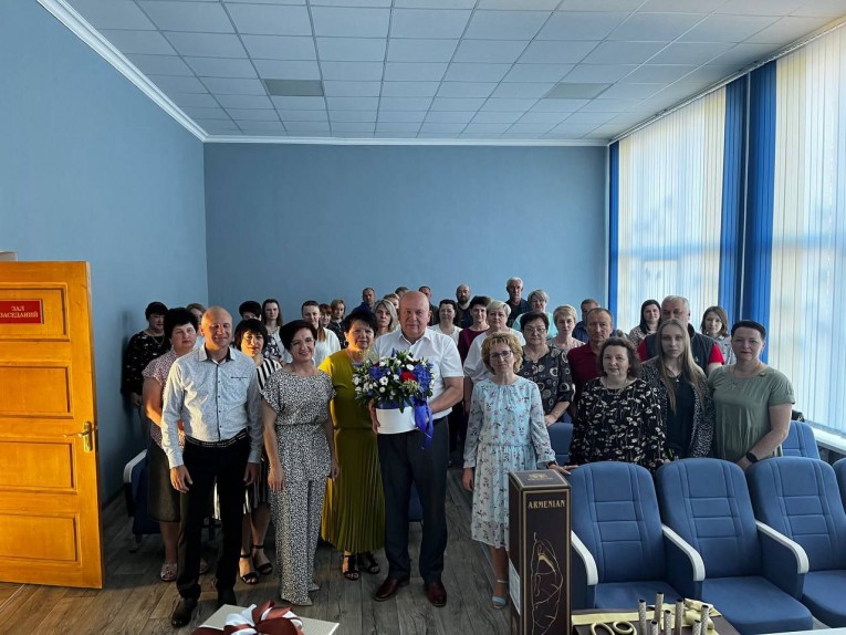 Уважаемый Юрий Казимирович, примите наши искренние поздравления с Днем рожденья!