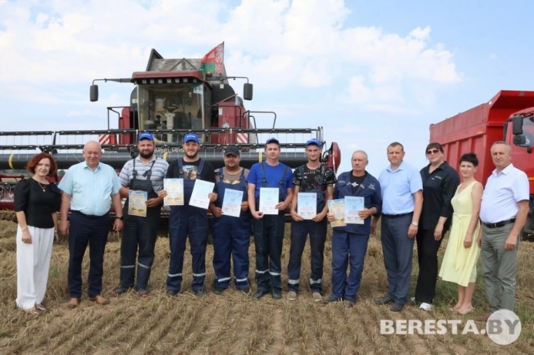 На полях Берестовицкого района чествовали лидеров уборочной кампании