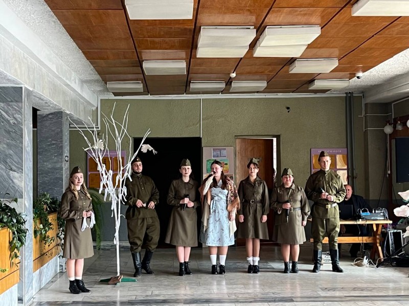 Выступление агитбригады «Не женщины придумала войну»